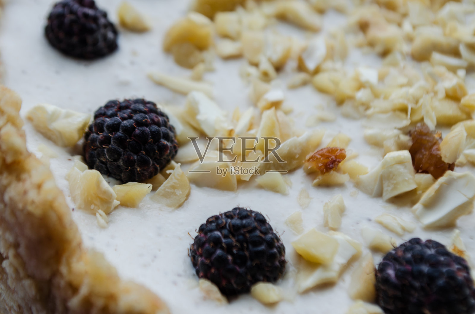 可以买到一个有装饰的美味生日蛋糕照片摄影图片