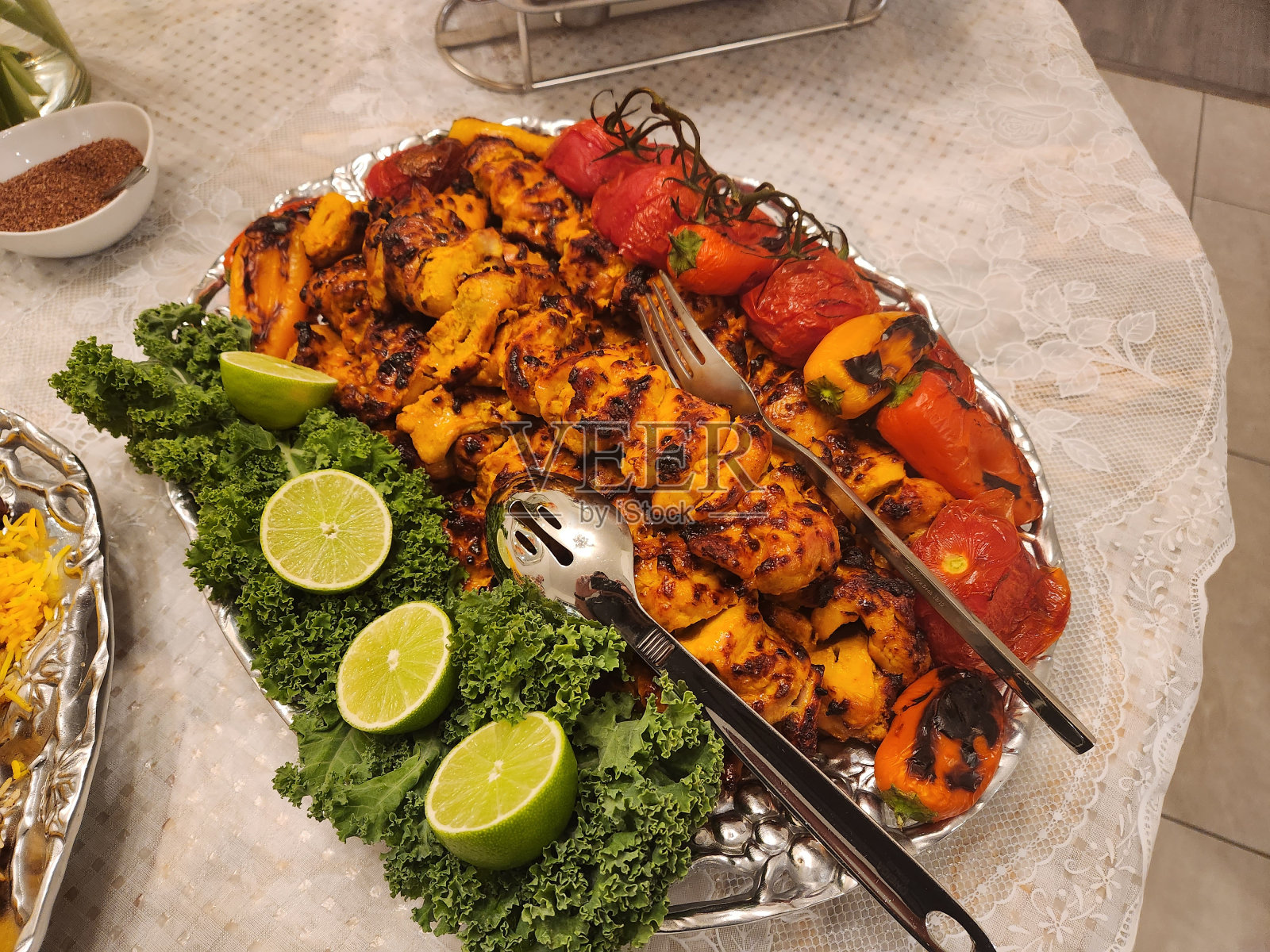 传统的波斯酸甜菜肴有多种选择和口味,有鸡肉、牛肉、羊肉和不同的沙拉照片摄影图片