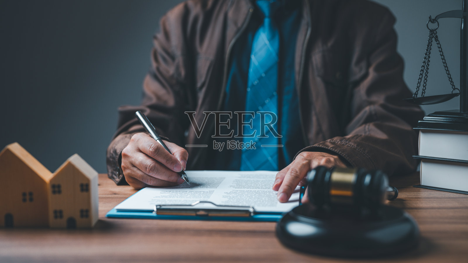 移民官员把正义的木槌放在桌子上,象征着遵守移民法的重要性和违反移民法的后果。护照,旅行,旅游照片摄影图片