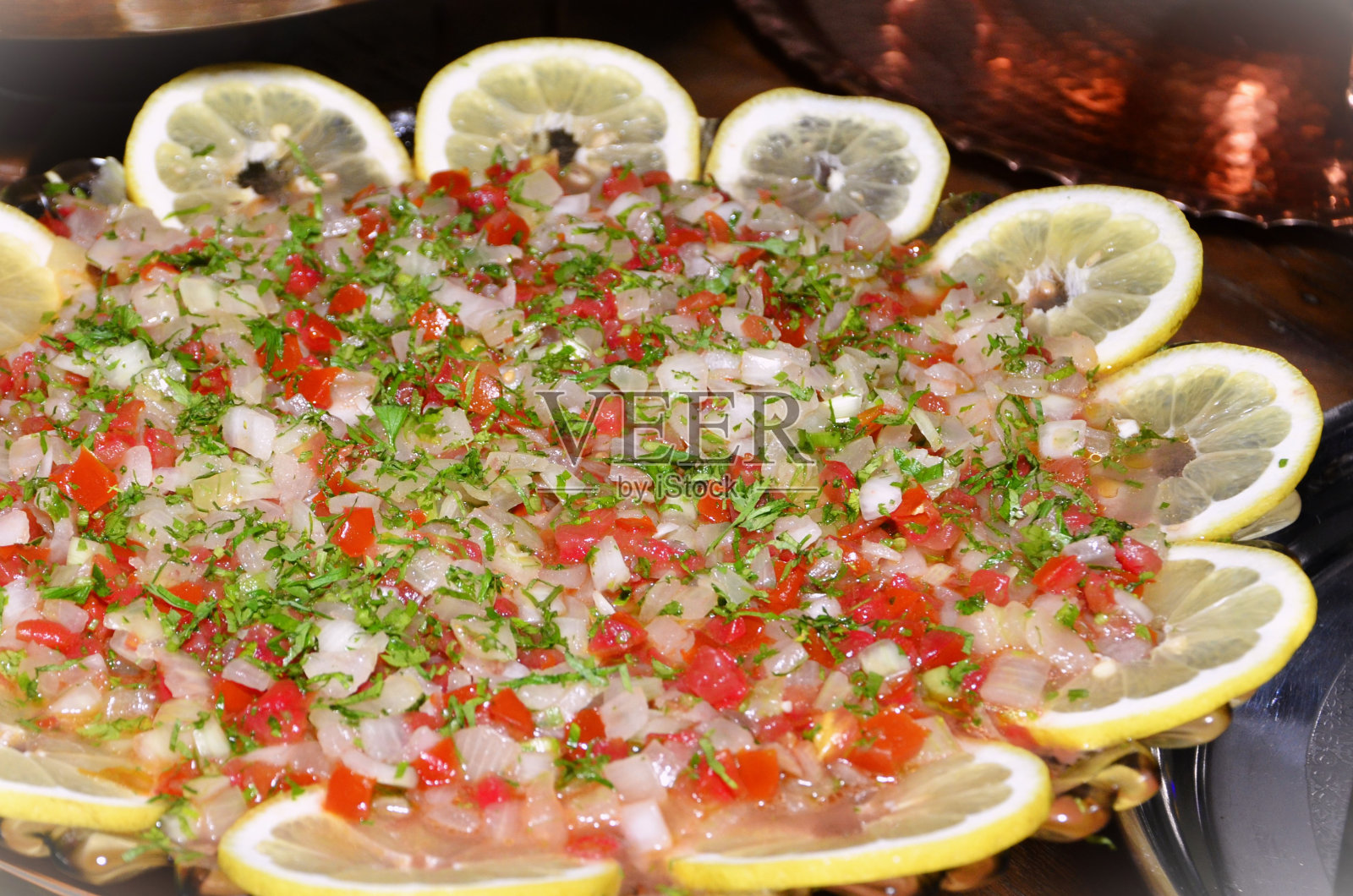 番茄醋沙司,洋葱和青椒,柠檬片包围照片摄影图片