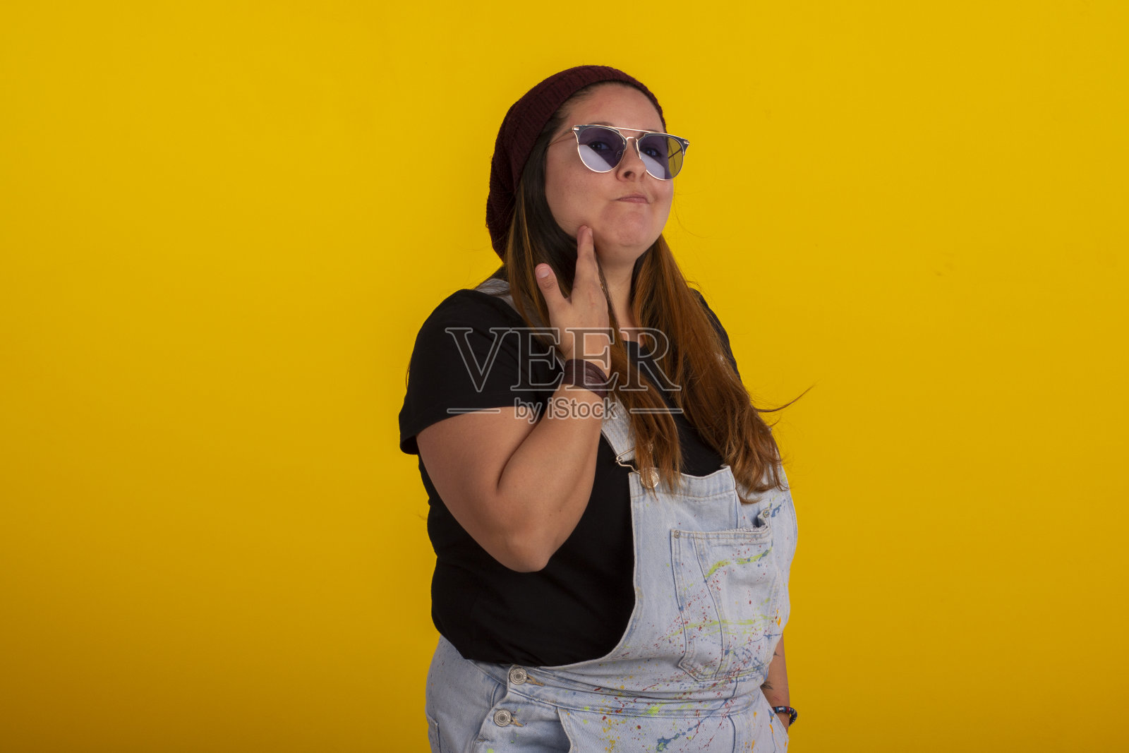 成年胖女人在摄影棚里有各种各样的面部表情照片摄影图片