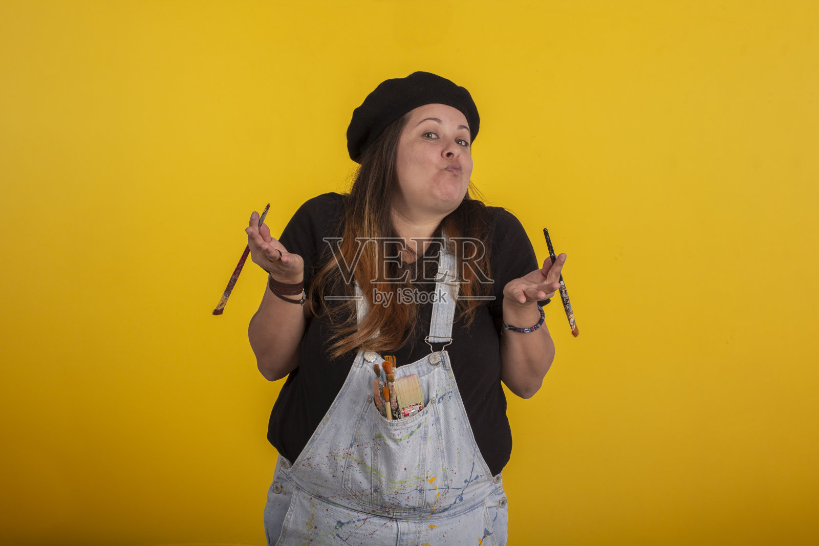 成年胖女人在摄影棚里有各种各样的面部表情照片摄影图片