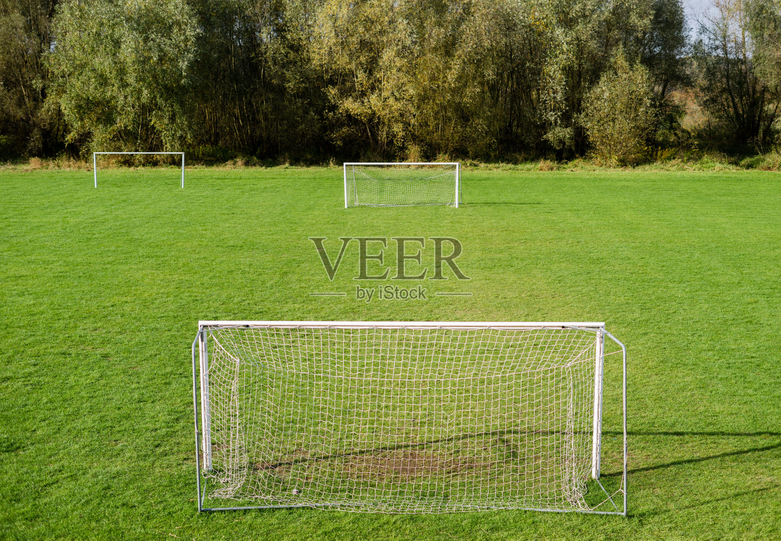 空的训练足球场,有门柱和绿色的草地,足球训练场照片摄影图片
