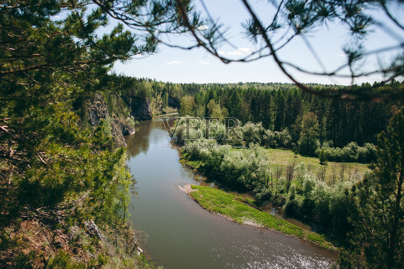 河流流经针叶林中,绿林环绕水库,夏季景观优美照片摄影图片