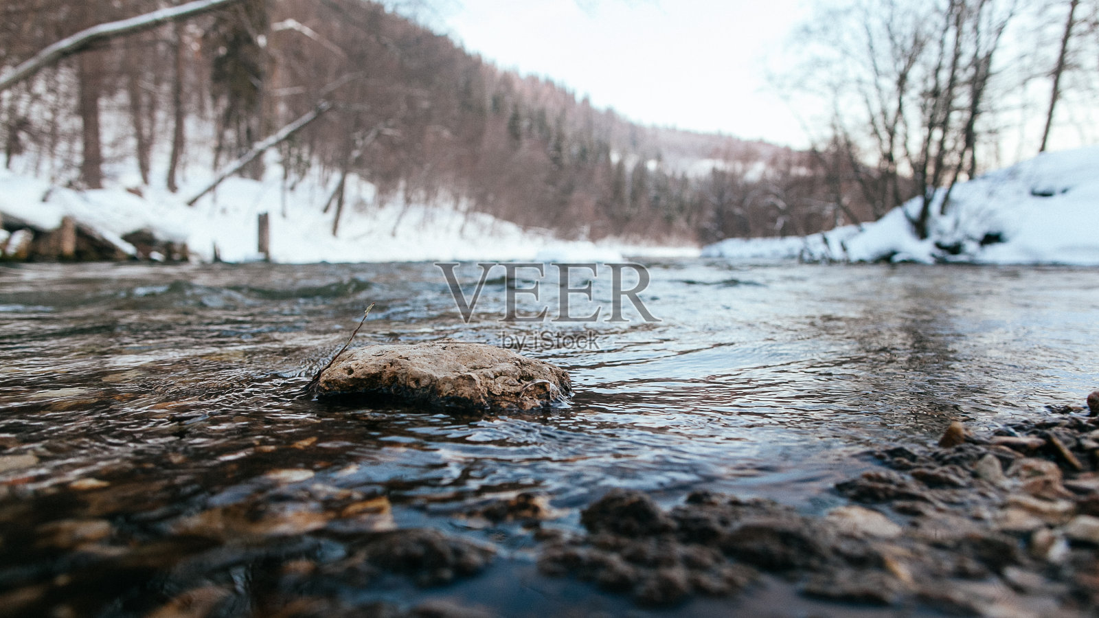 冬天的开阔水域。河上的冬季景观。沿着河岸积着雪。照片摄影图片
