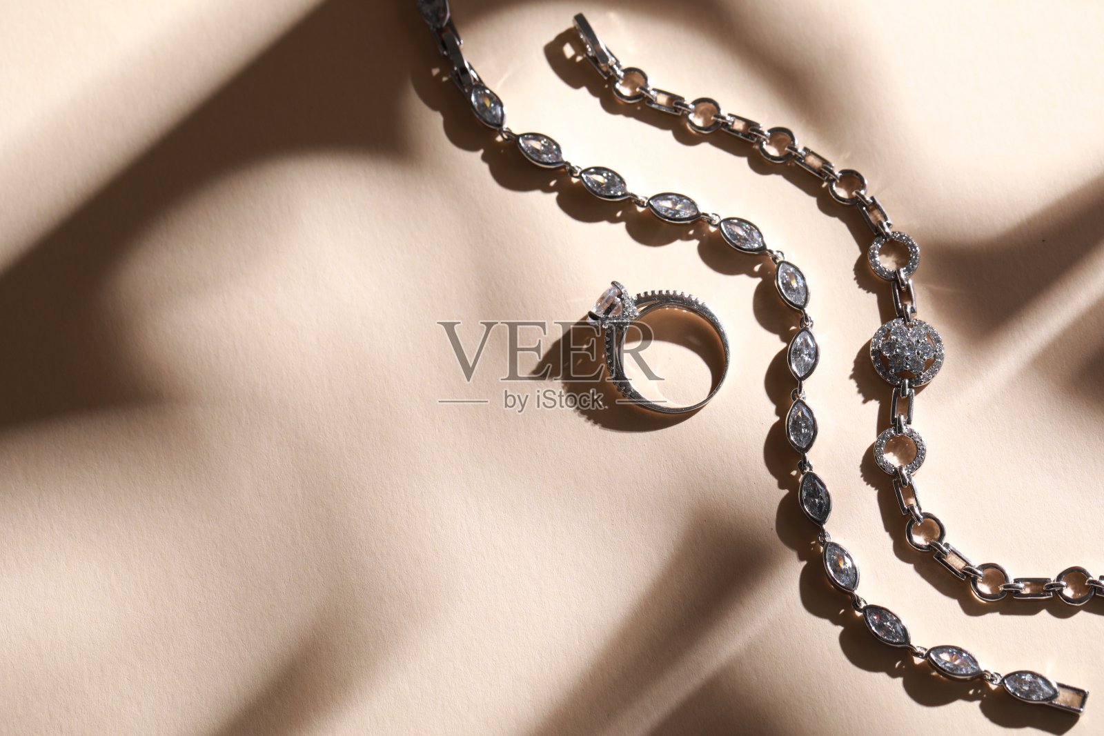 奢华的珠宝。米色背景上优雅的手镯和戒指,平铺着文字空间照片摄影图片