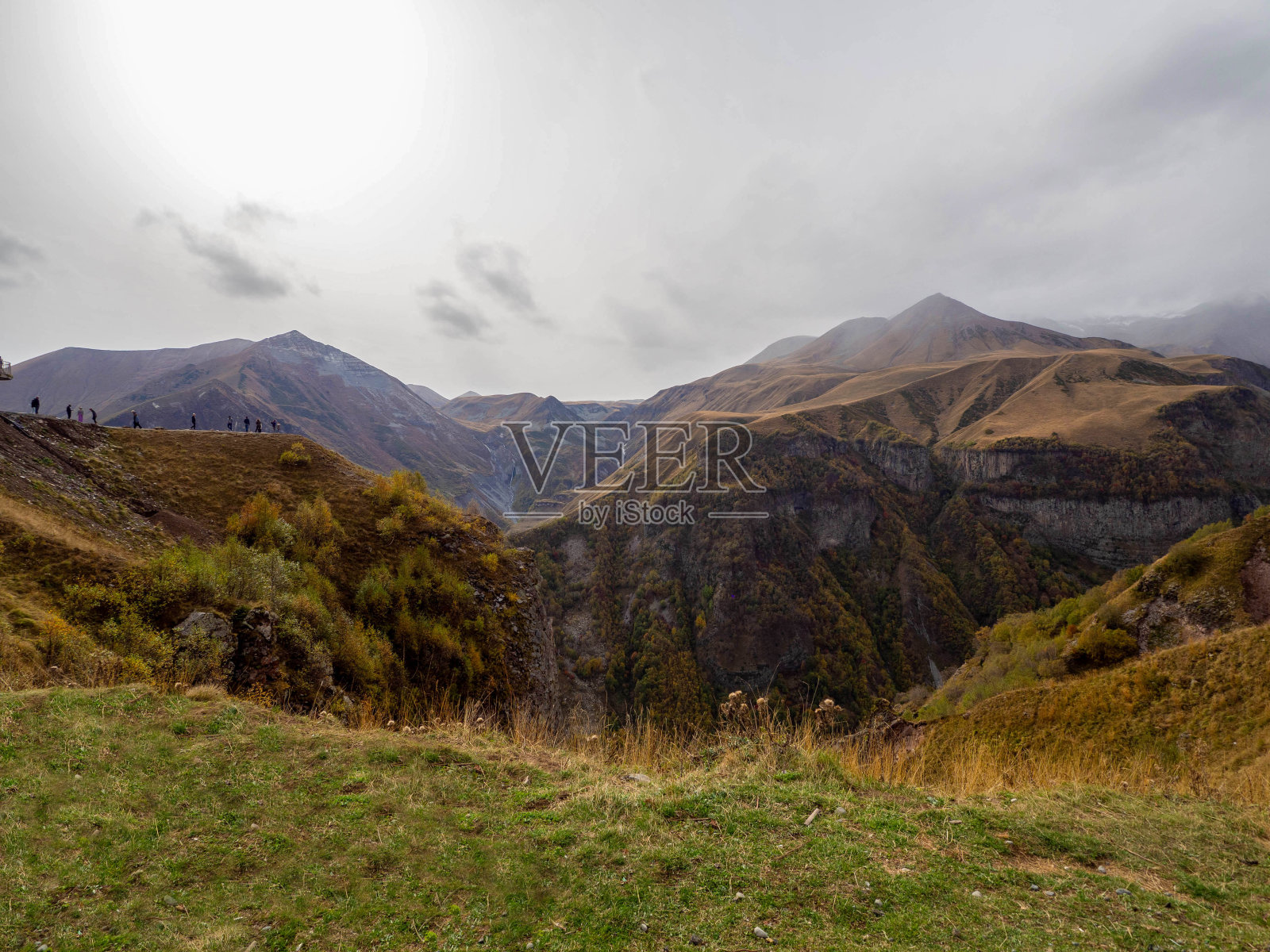 乔治亚州秋季,山顶上的小游客和绿草和复杂的大山。照片摄影图片