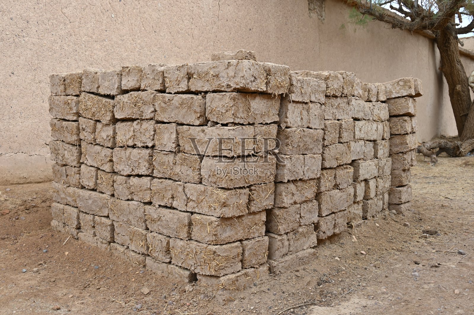 堆叠的粘土砖,摩洛哥南部的传统建筑材料照片摄影图片
