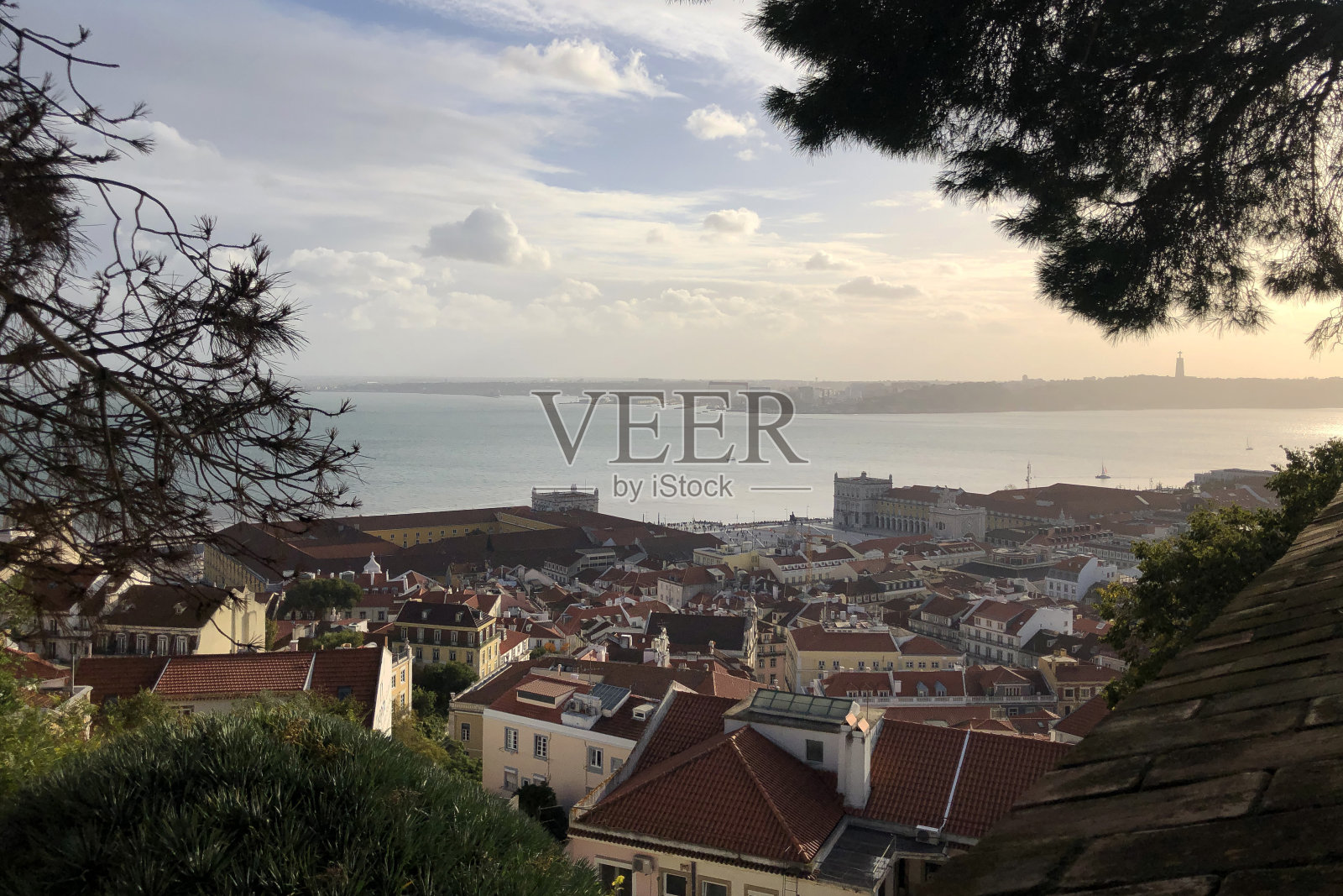 里斯本,葡萄牙,欧洲城市景观,葡萄牙城市的屋顶景观照片摄影图片