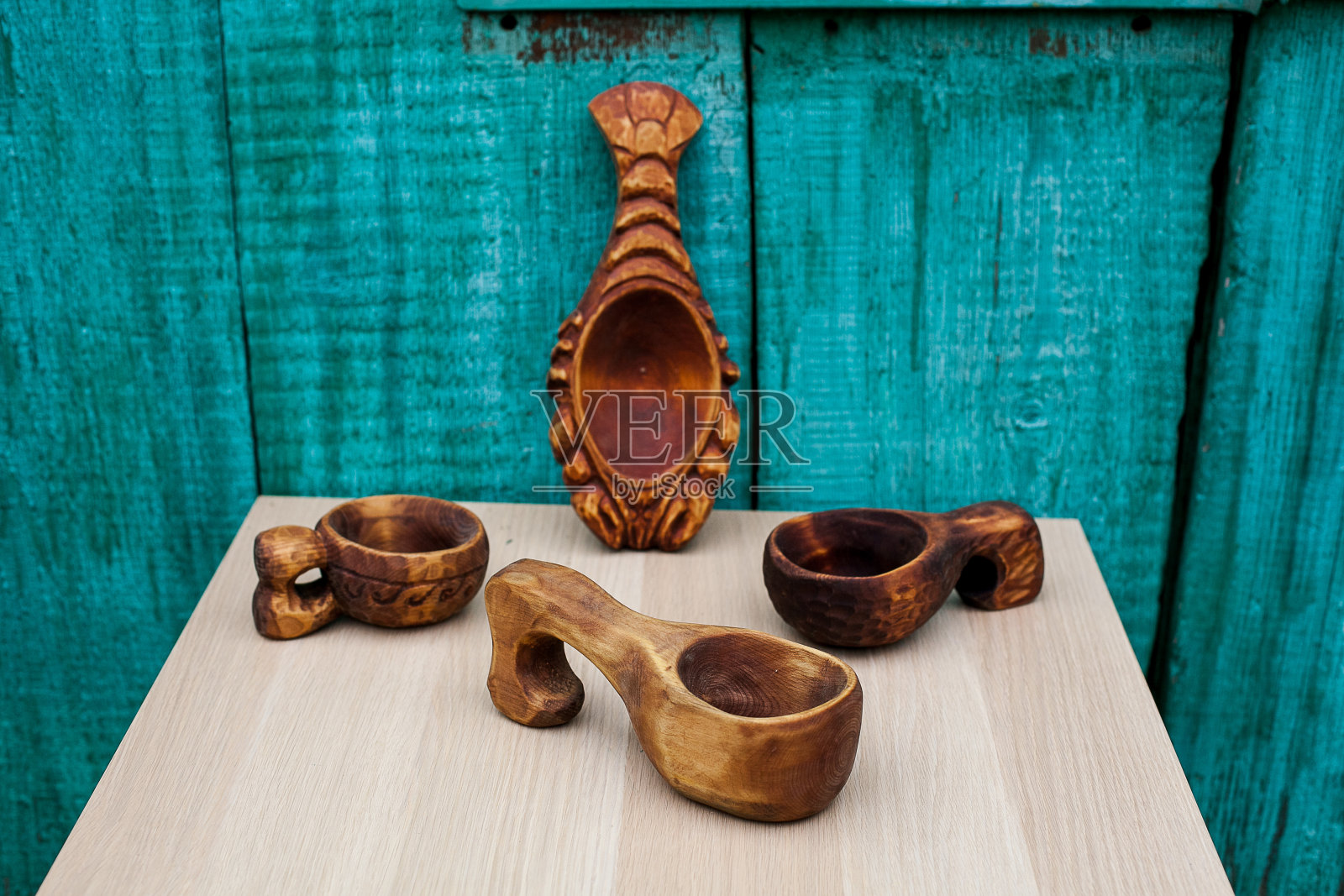 木工作坊,手工木制品。一套木盘躺在桌子上,是木匠的作品,木雕照片摄影图片