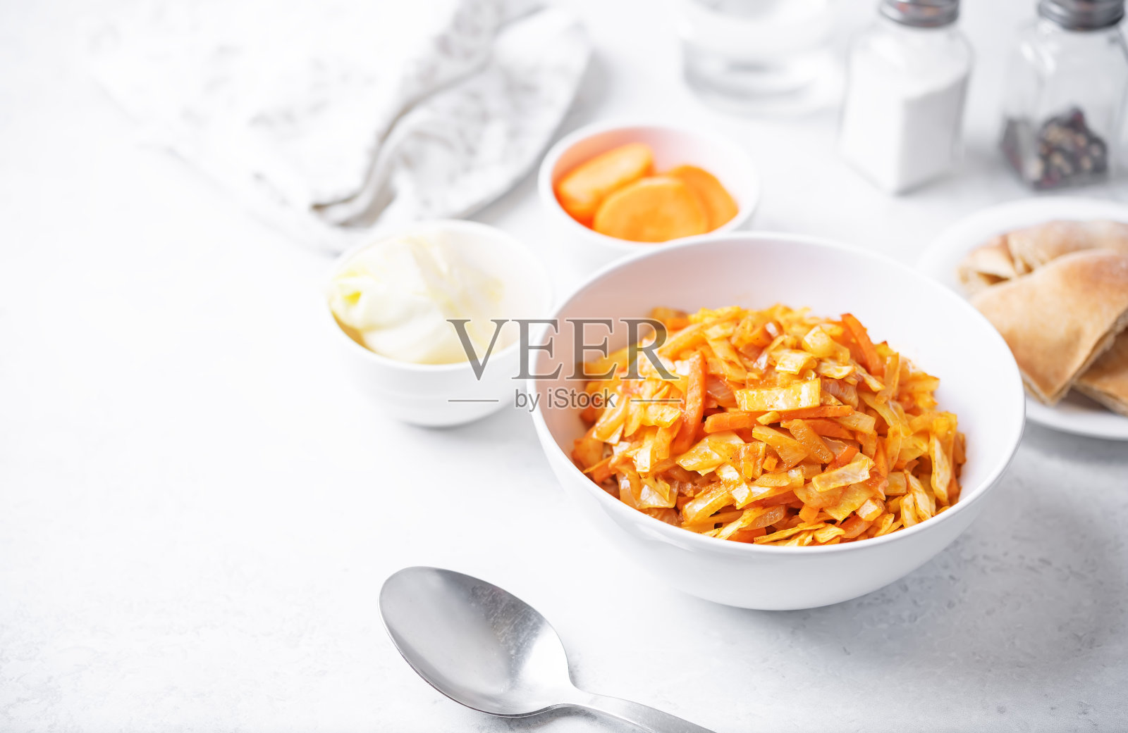 在碗里炒卷心菜照片摄影图片