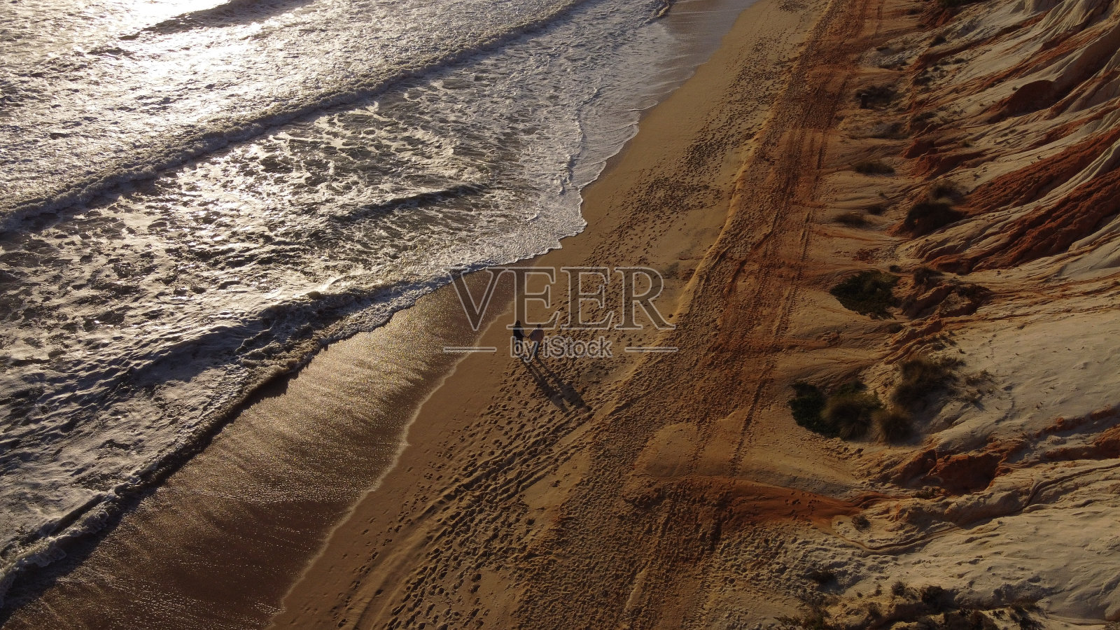 海浪日落在阿尔加维葡萄牙照片摄影图片