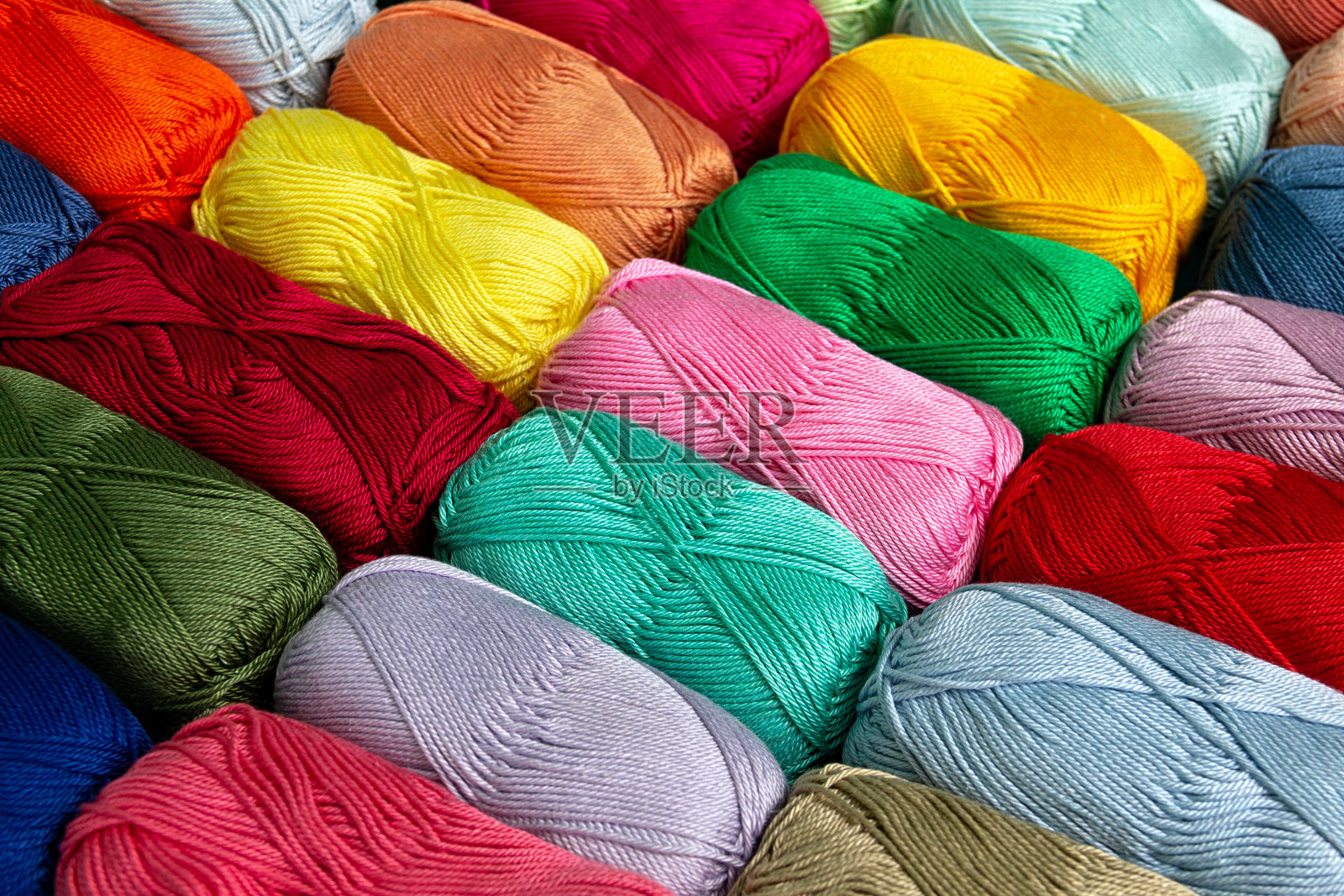 柜台用彩色棉纱绞。从上面看。编织用材料。纺织工业。照片摄影图片