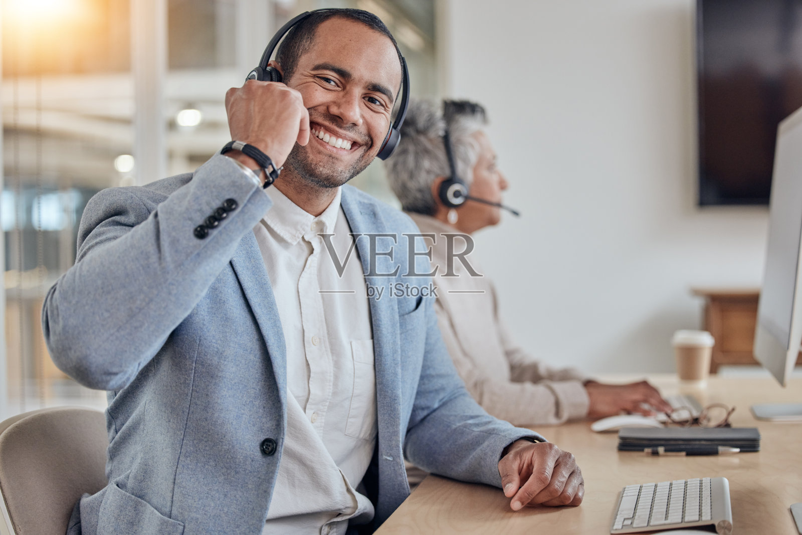 微笑,呼叫中心和一个男人的肖像为客户服务,客户关系管理或电话营销。一个快乐的人或顾问,戴着耳机,在办公室里进行网络交流,提供帮助台建议或销售和技术支持照片摄影图片