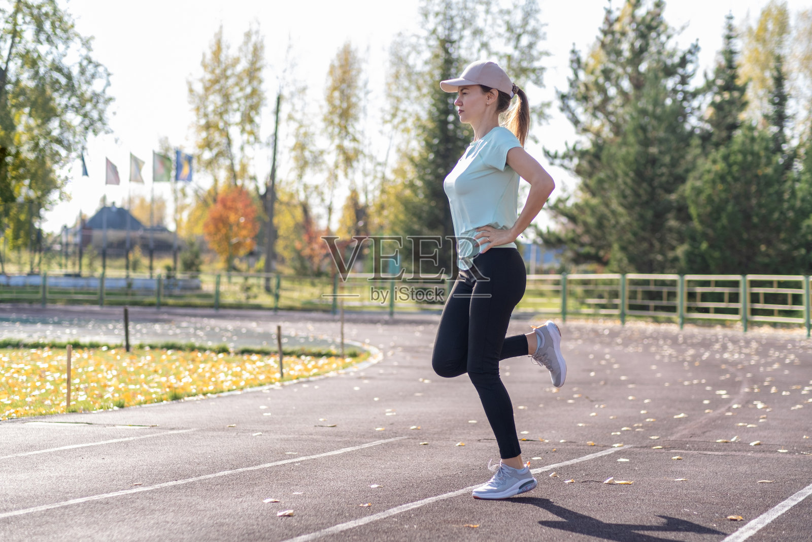 一位穿着运动服的年轻美女在当地的体育馆里运动照片摄影图片