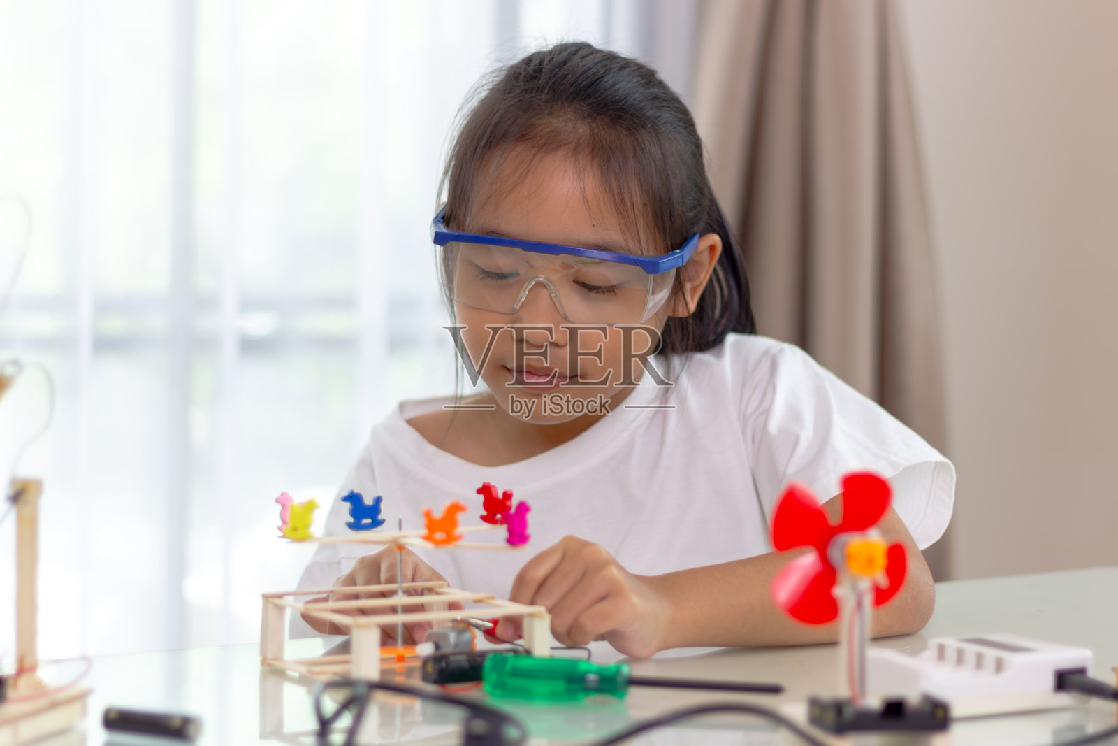 小女孩正在学习机器人的基础知识照片摄影图片