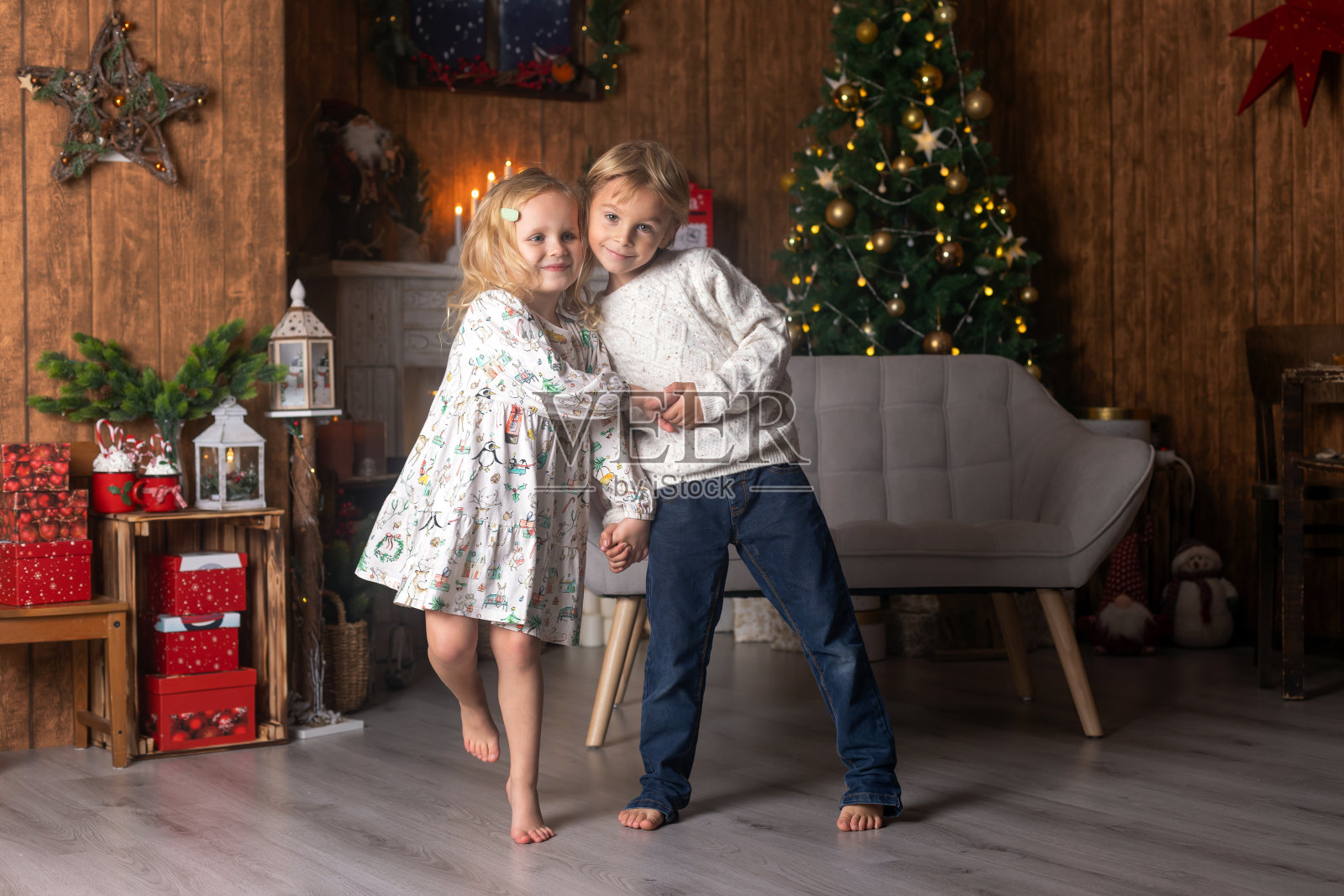 漂亮的孩子们,金发碧眼的孩子们,兄弟姐妹们,在装饰过的家里玩耍过圣诞节,享受假期照片摄影图片