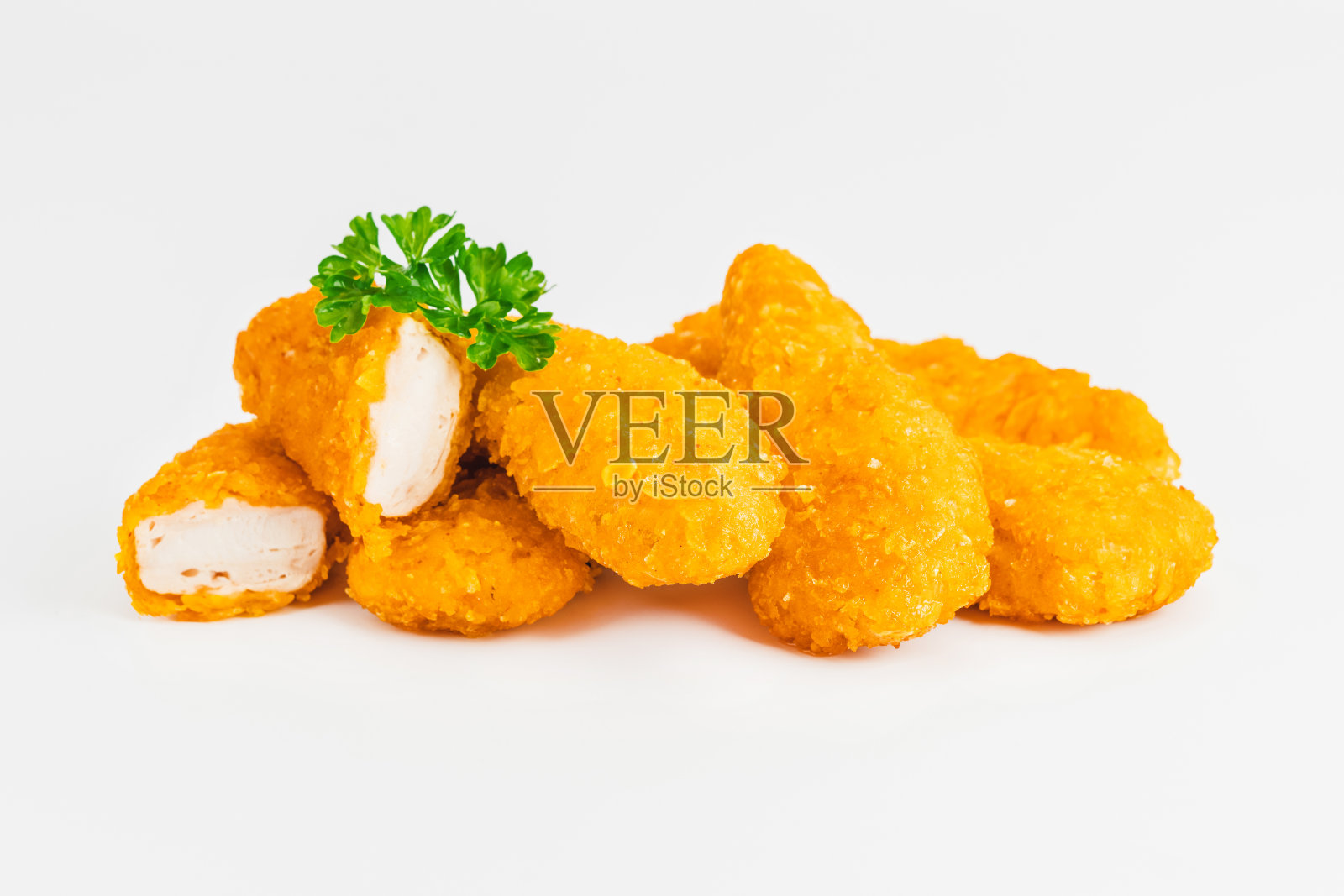 面包屑鸡肉内片在白底,鸡肉面包屑生肉。鸡肉片。面包屑鸡块。在家快速自制食物。鸡肉脆饼。快做饭。照片摄影图片