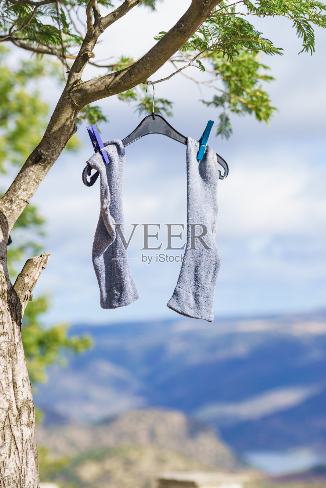 晾在室外的衣服照片摄影图片