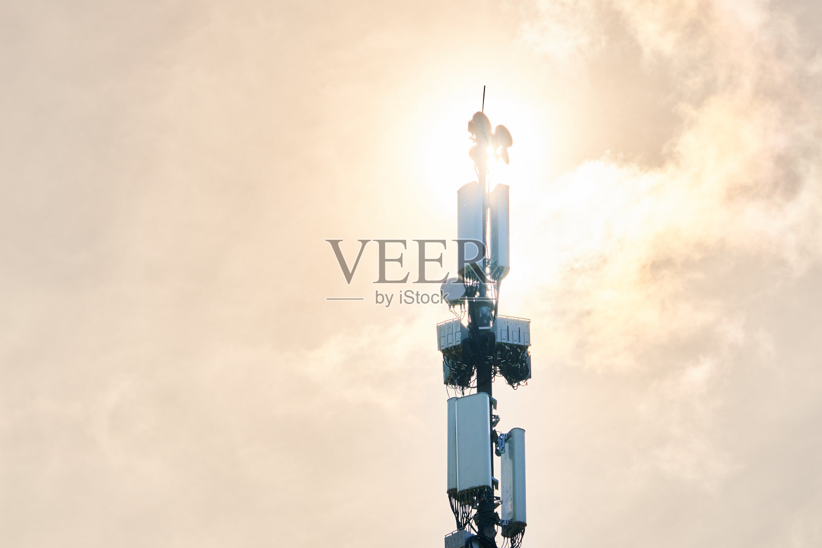 4G和5G蜂窝通信塔。照片摄影图片