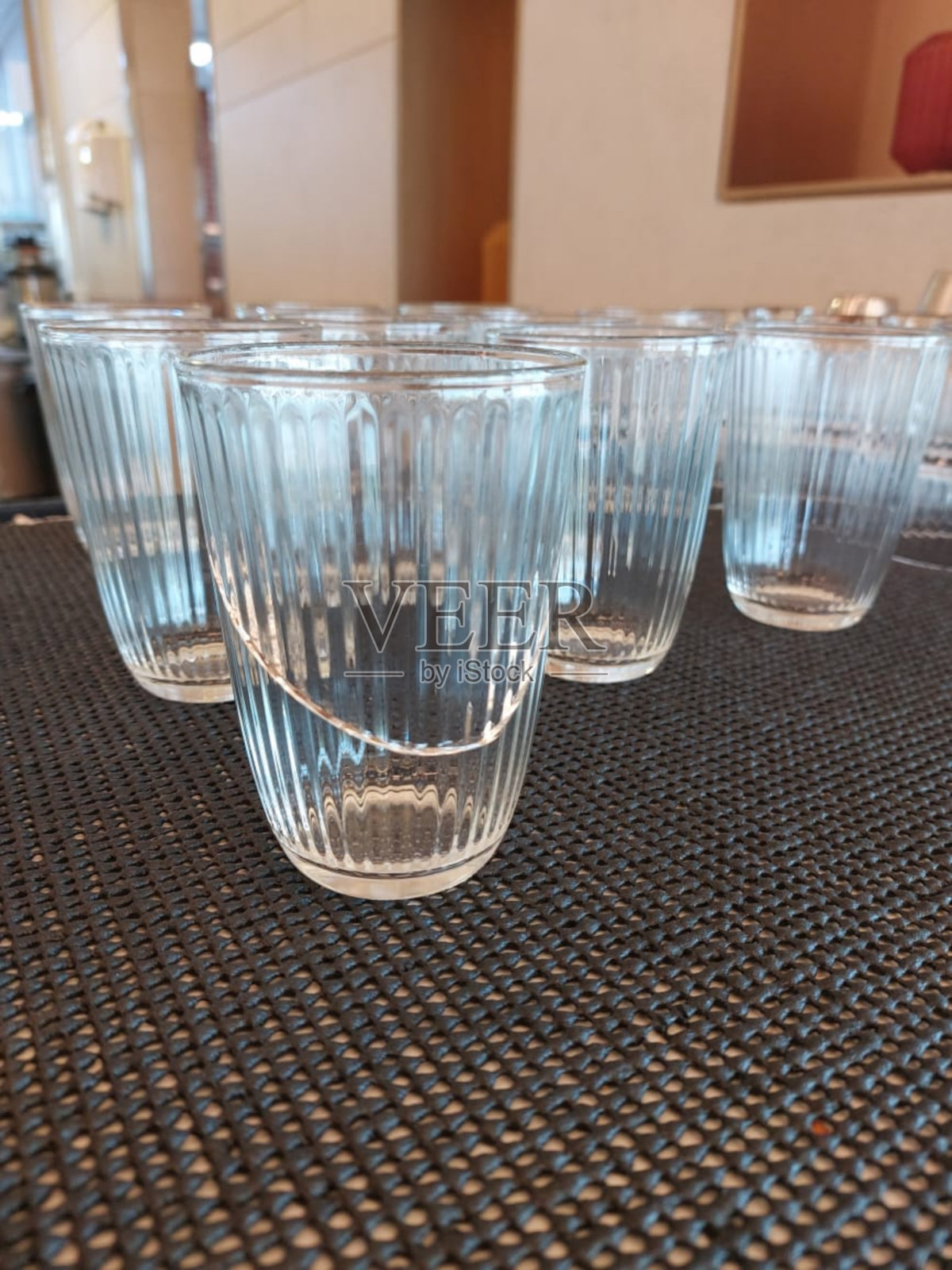 桌上的碎玻璃照片摄影图片