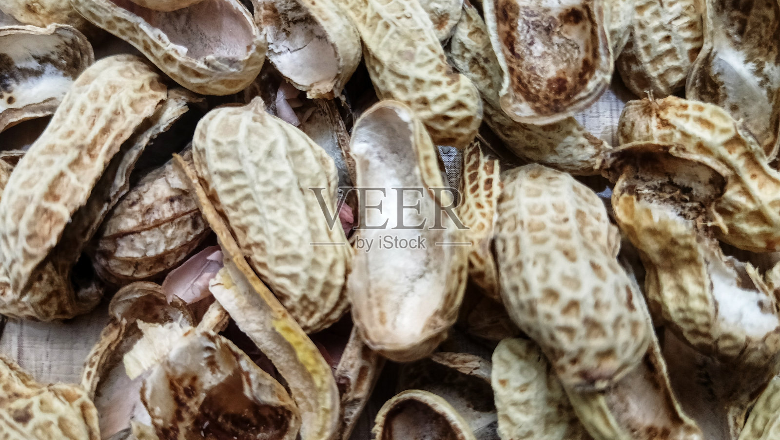 背景图片是一堆烤花生壳。有机垃圾。照片摄影图片