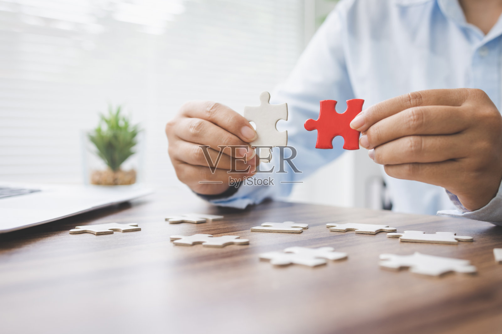 人手连接拼图,商业解决方案,目标,成功,目标和战略概念,团队合作概念。照片摄影图片