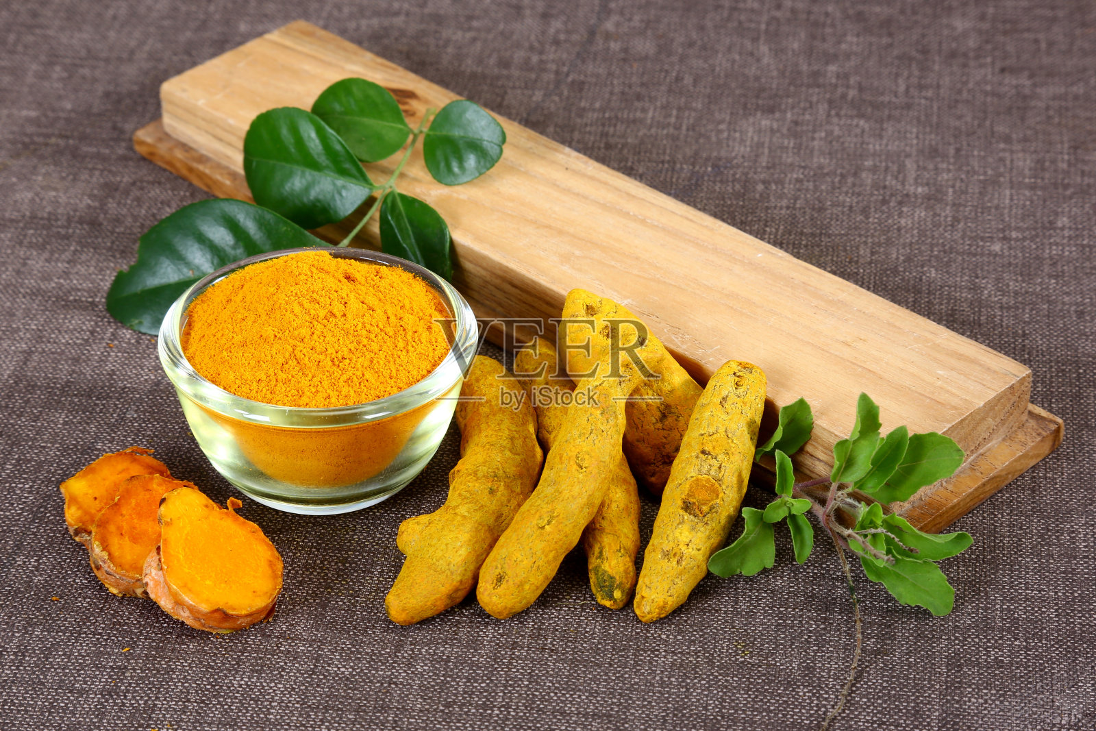 采购产品Haldi, Haldi粉,生姜黄或Kacchi Haldi,印度香料照片摄影图片