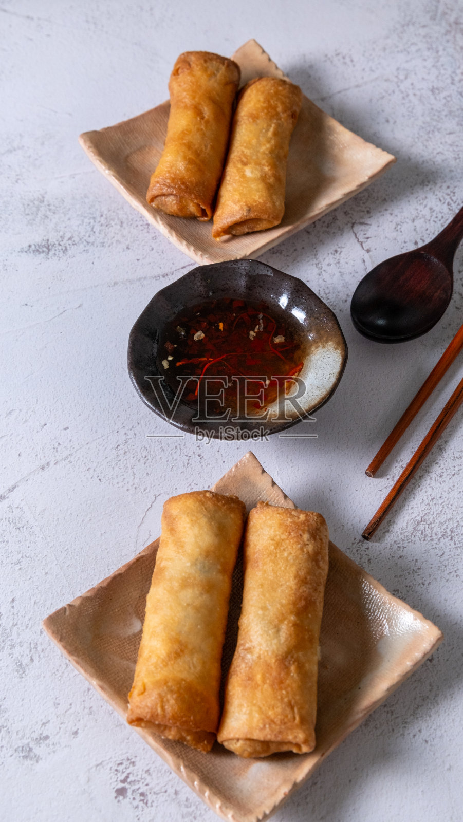 两套春卷,筷子和蘸酱照片摄影图片