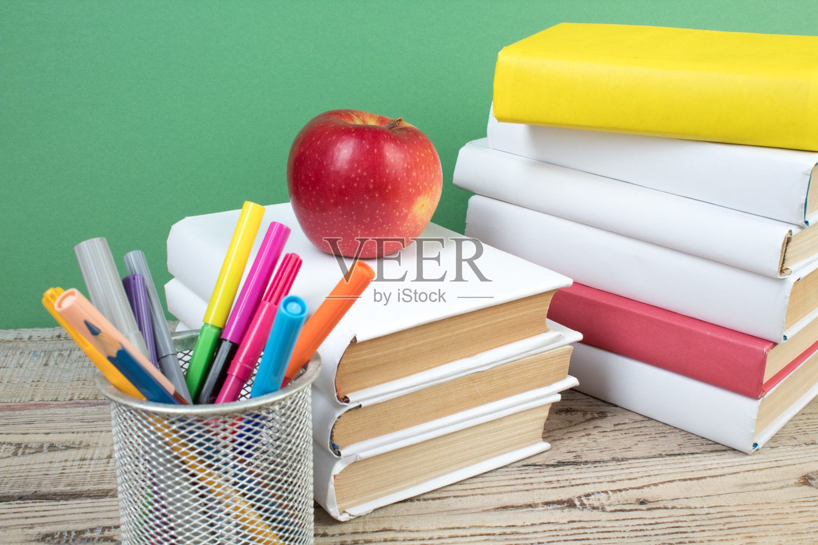 书堆积。木桌上的书,绿色的背景。回到学校。广告文本的复制空间。照片摄影图片