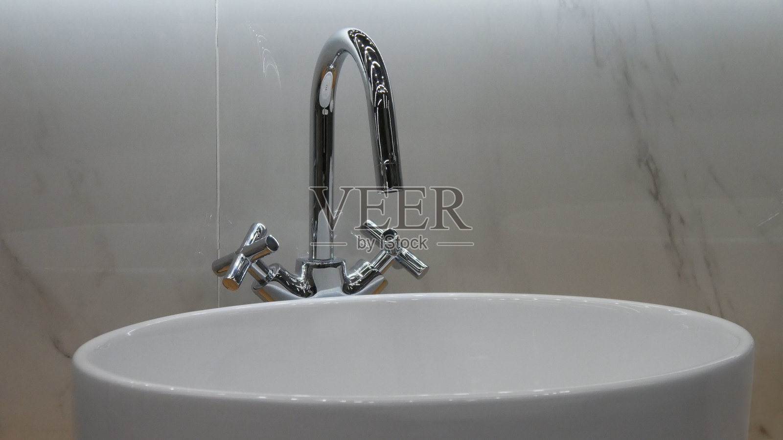 浴室里漂亮的脸盆特写照片摄影图片