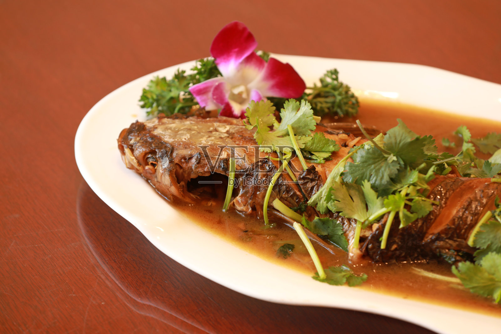 中餐馆的家常炖梭子鱼照片摄影图片