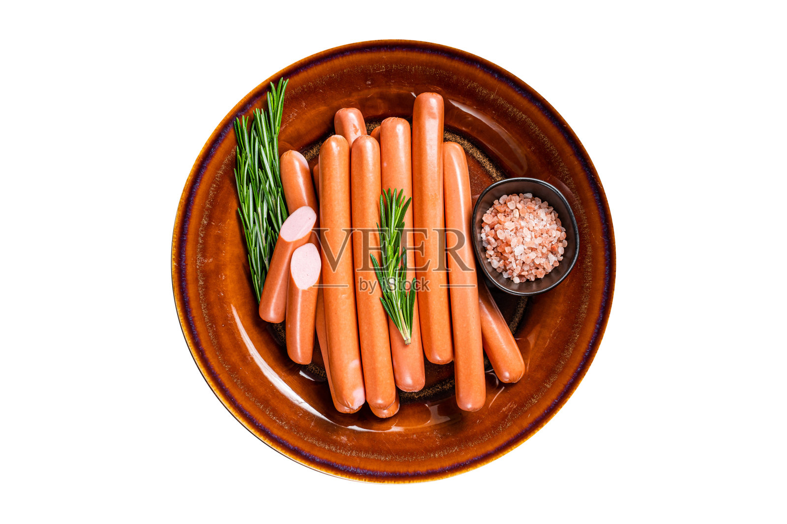 把生的法兰克福香肠放在质朴的盘子里,配上香草。孤立在白色背景上。照片摄影图片