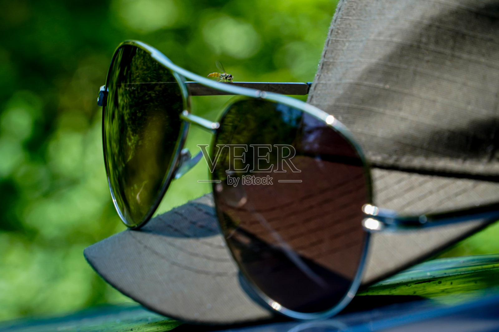 时尚的太阳镜上有一个灰色的帽檐,夏季太阳镜组成,tenem眼镜与头饰照片摄影图片