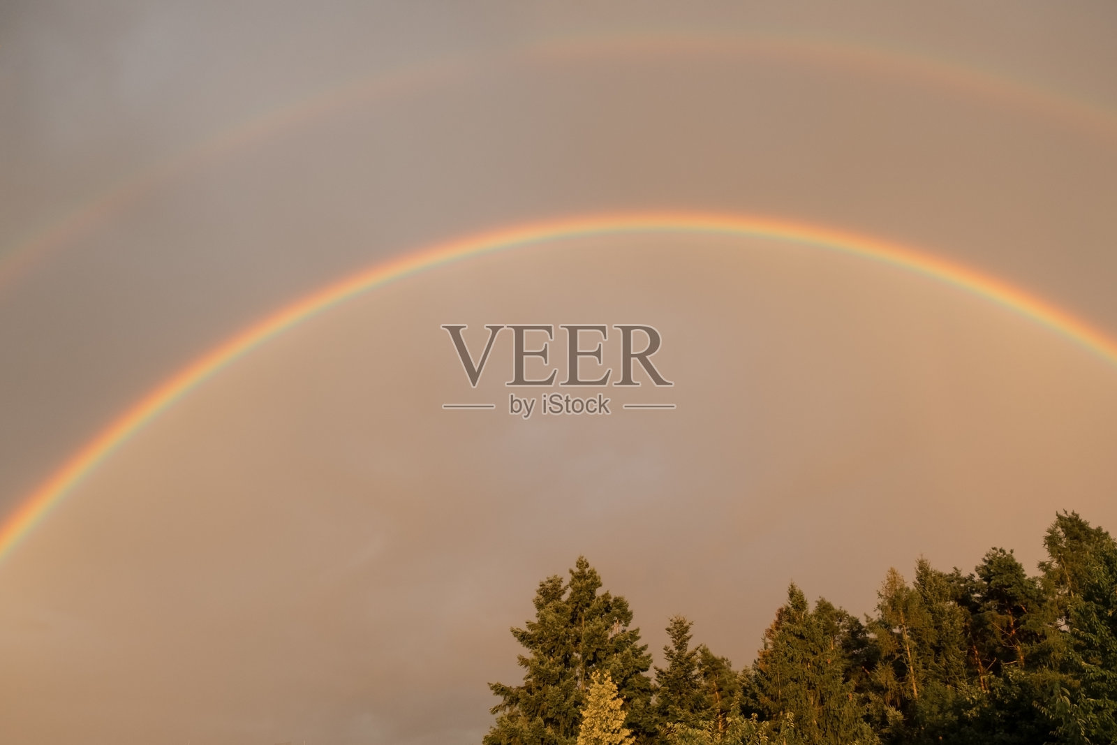 傍晚日落时的双虹。自然天空框架照片摄影图片