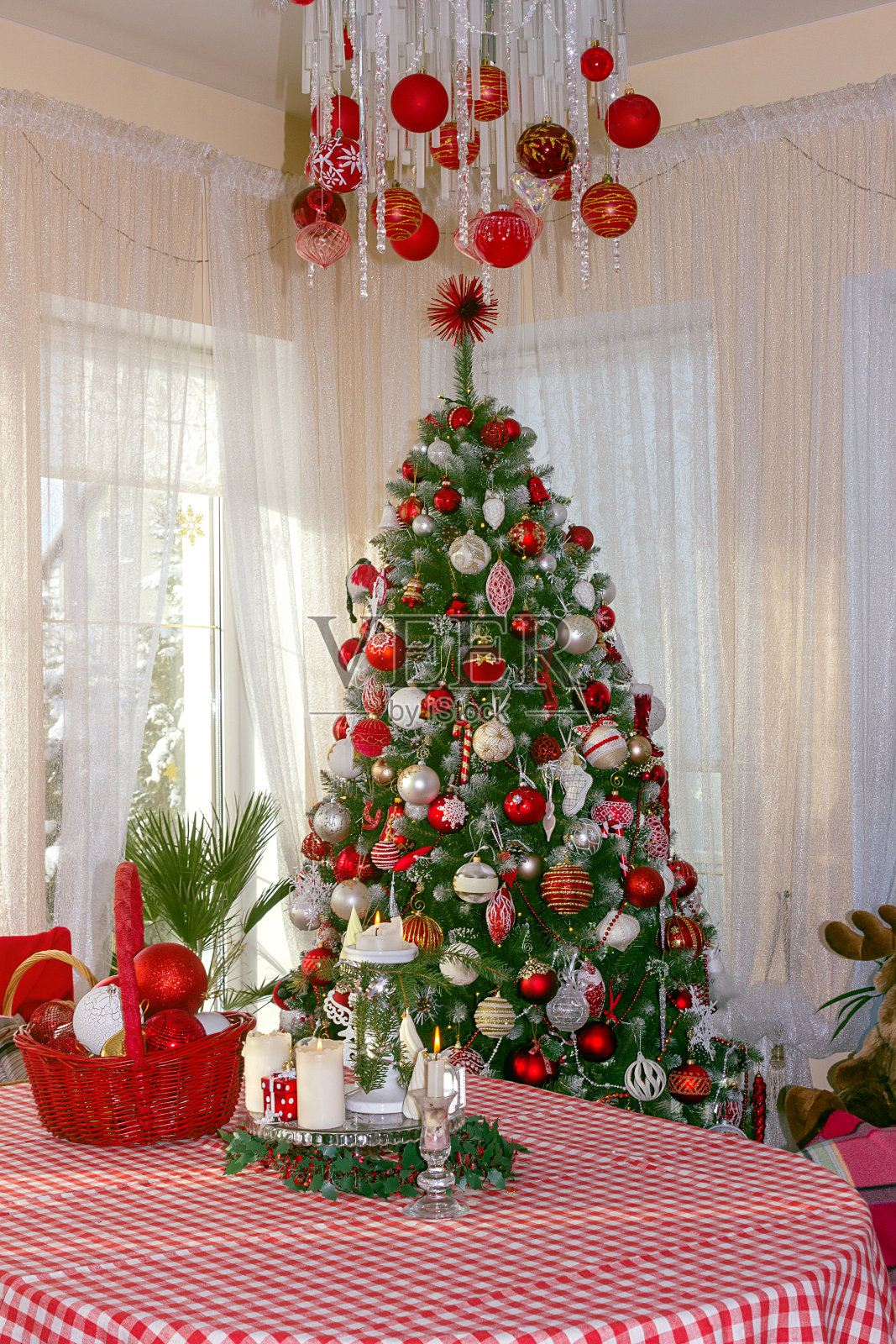 圣诞节早晨,家居装饰,圣诞树上挂着球。照片摄影图片