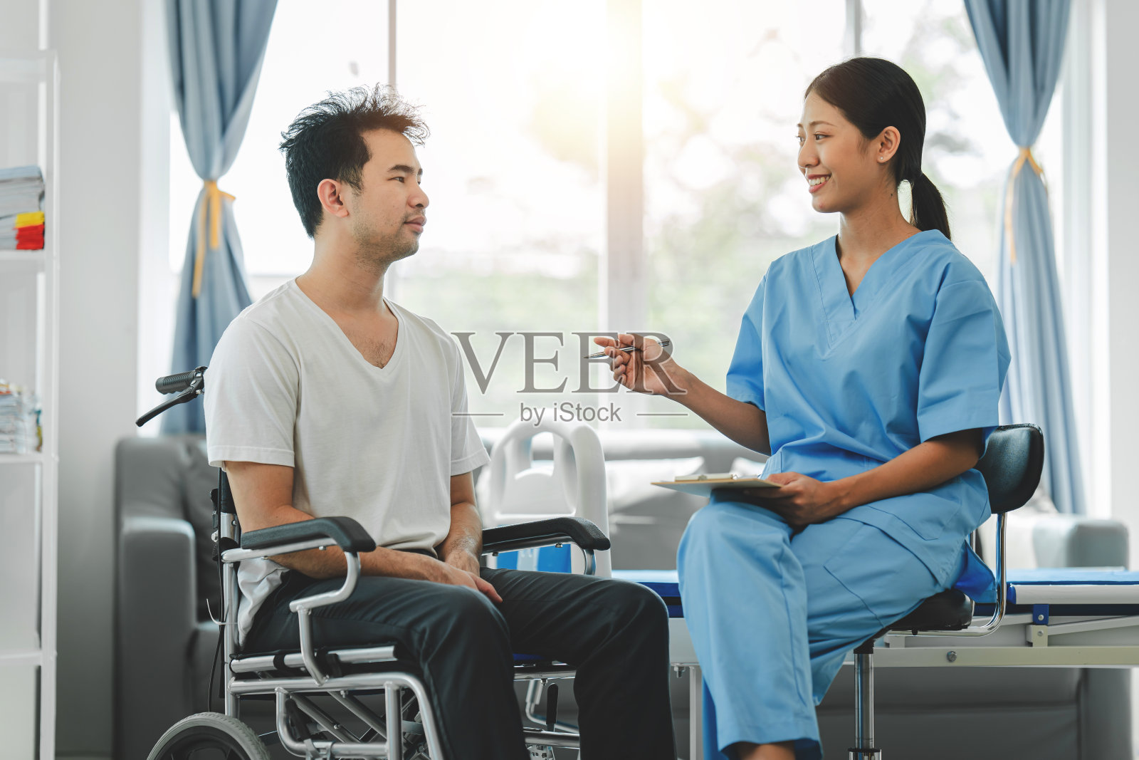 医生正在为一名年轻男子提供有关前列腺癌和性病的咨询。医生就前列腺癌的检测和适当的治疗提供建议和指导。照片摄影图片