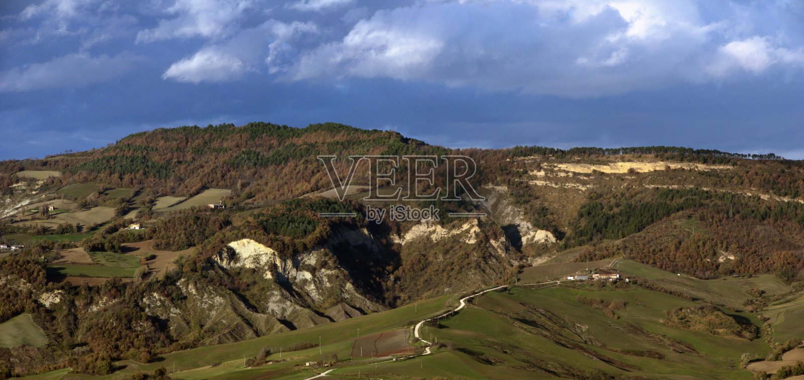多云天空映衬下的群山全景照片摄影图片