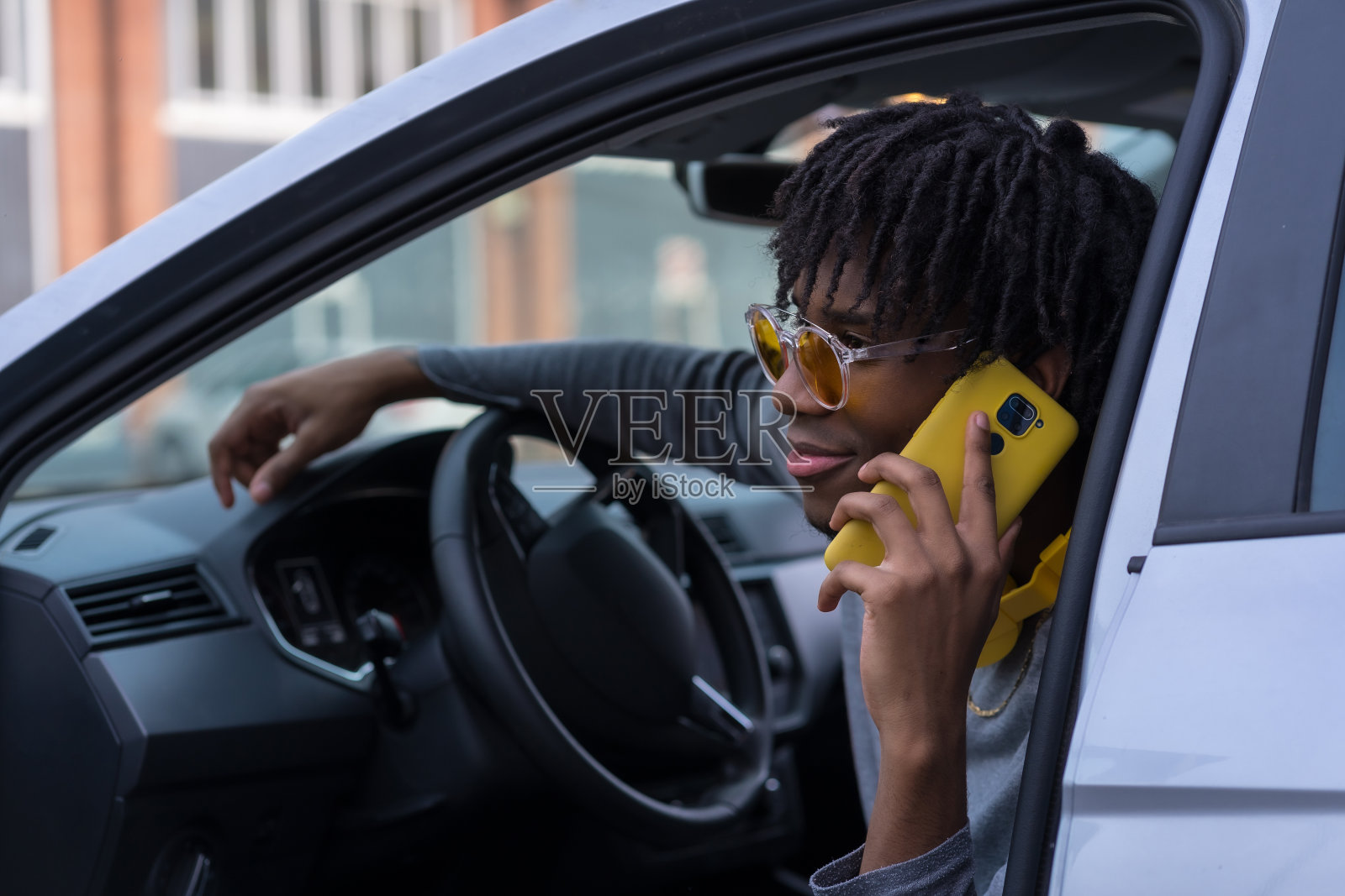 酷酷的非洲年轻人在车里打电话照片摄影图片
