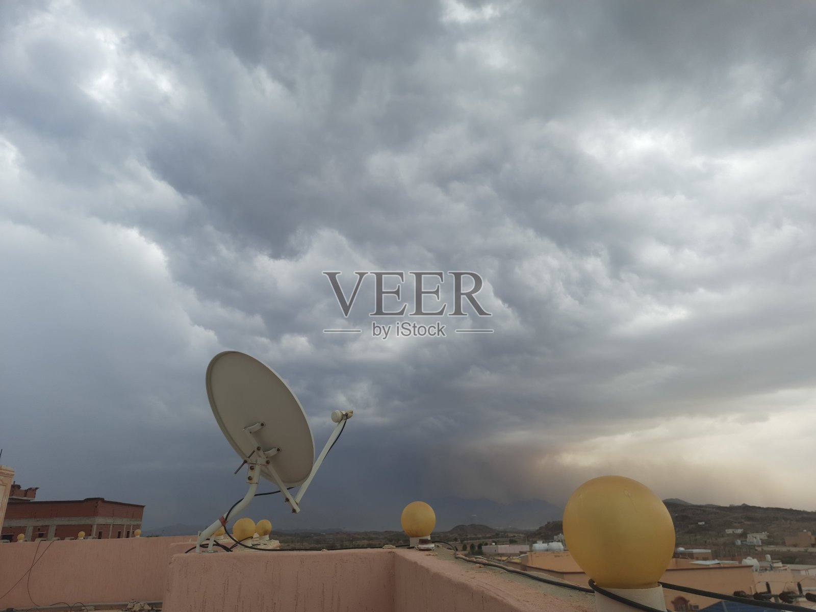 巴哈地区卫星天线与阴沉天空照片摄影图片