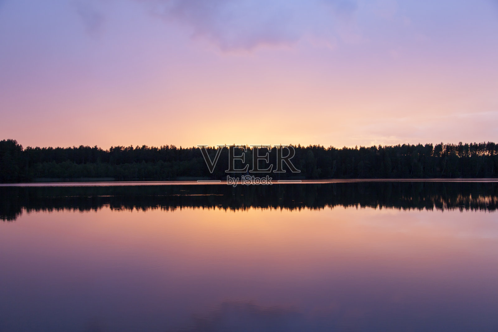 日落后的波罗的海平静水域照片摄影图片