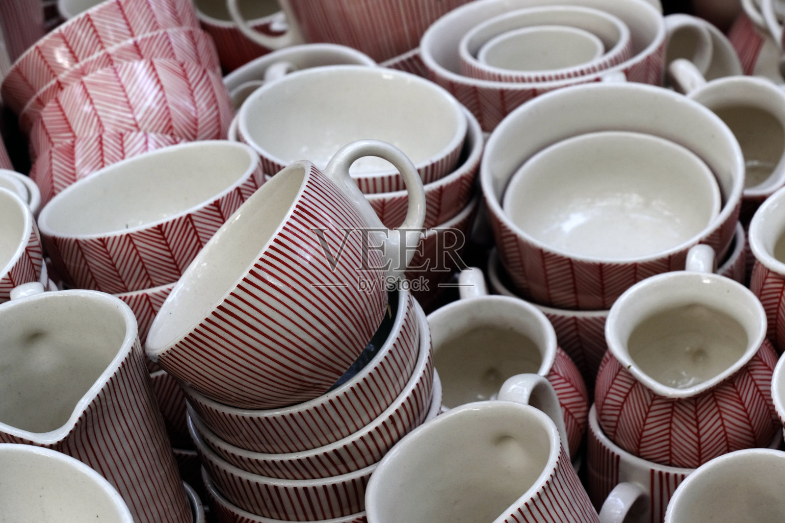 在印度浦那的街头市场上出售的手工陶器和餐具。漂亮的陶瓷陶器在菜市场出售。照片摄影图片