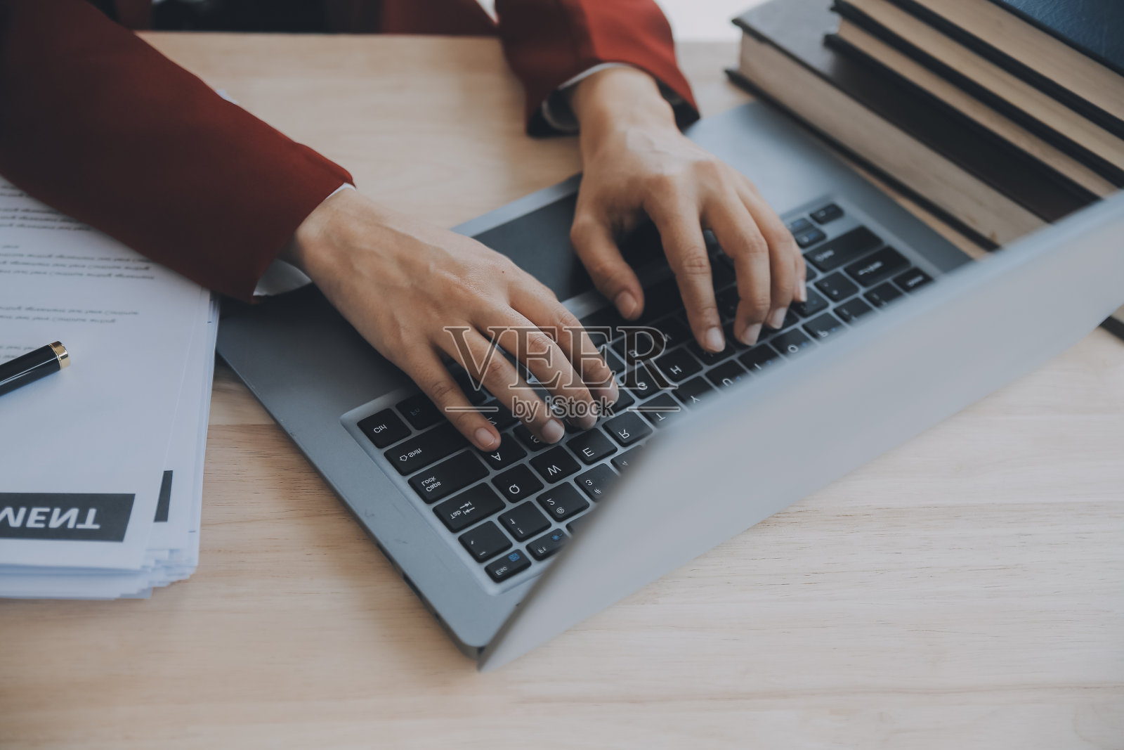 商务人士和律师们在办公室的桌子上用黄铜秤讨论合同文件。法律、法律服务、法律咨询、司法和法律概念图片具有膜纹效果照片摄影图片