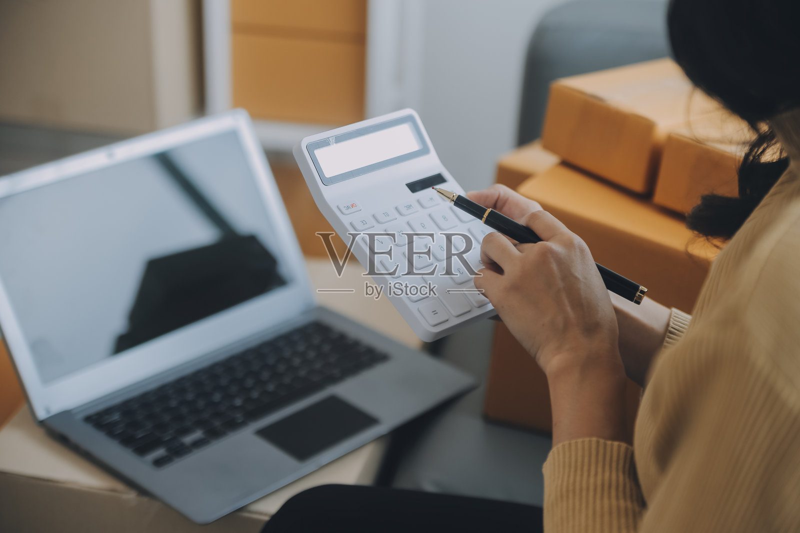 女商人创办小企业企业家中小企业成功。自由职业妇女在家工作与在线包裹递送。中小企业包装交付理念照片摄影图片