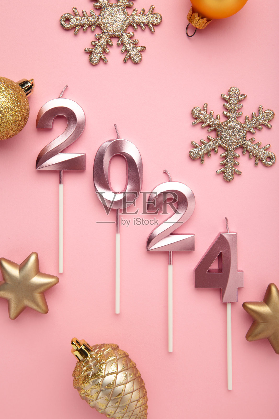 2024新年快乐,金色圣诞装饰,粉红色背景。垂直图照片摄影图片