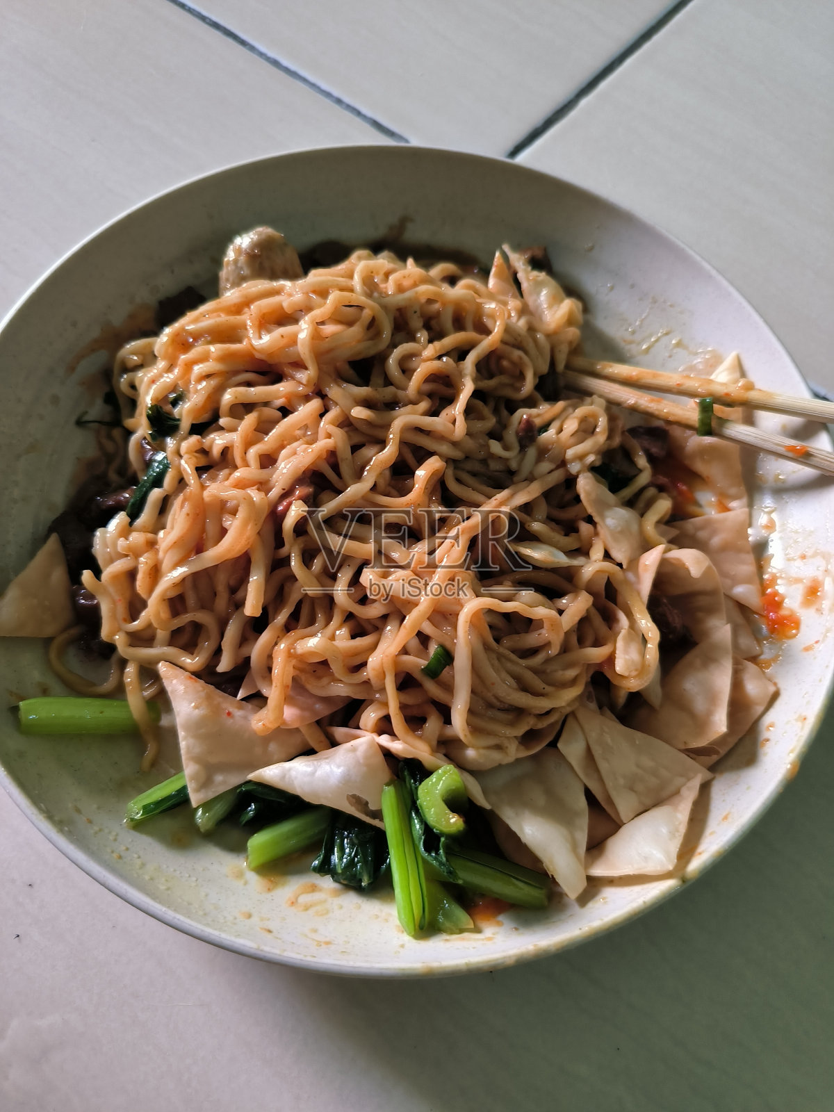 在印尼,鸡肉、肉丸、饺子和蔬菜拌面是很受欢迎的食物照片摄影图片