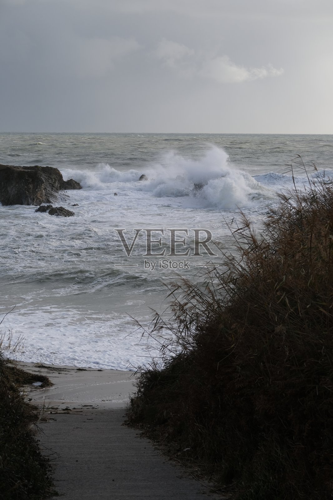 “csamline风暴”期间,小湾海滩上波涛汹涌的海面。照片摄影图片