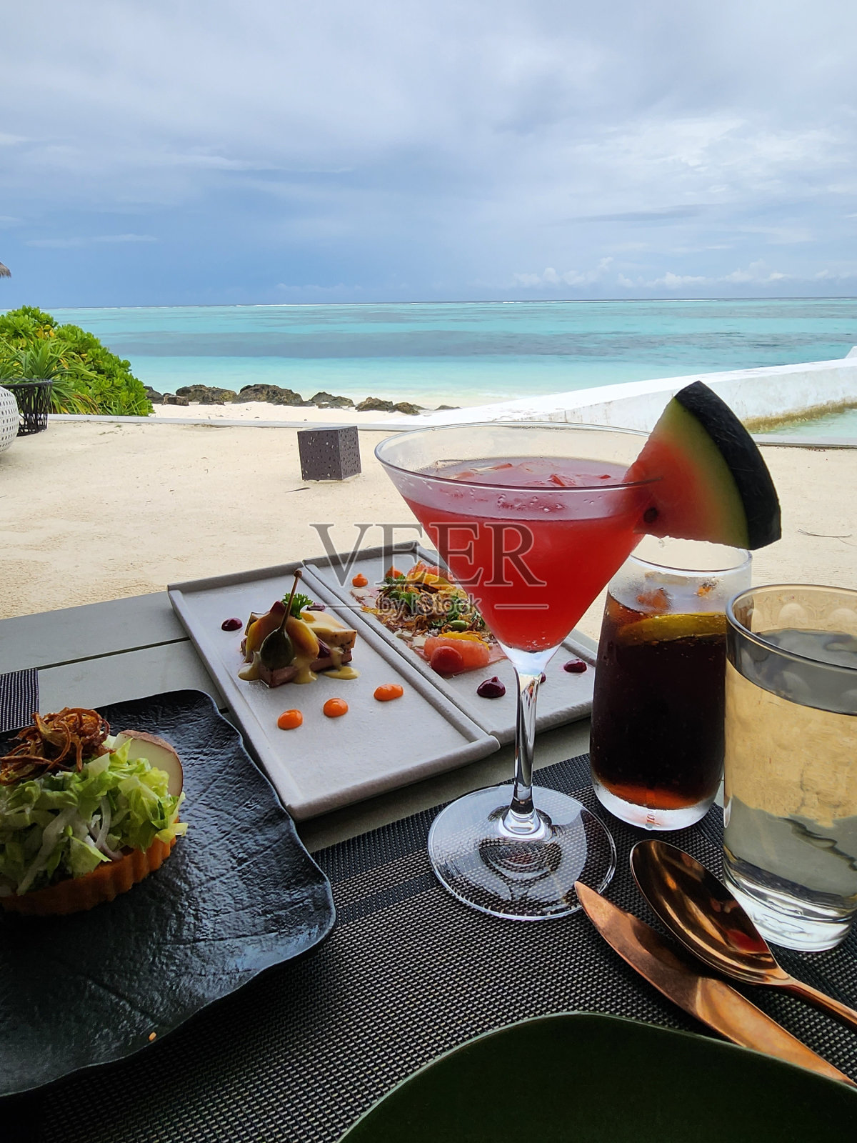 海滩外的午餐照片摄影图片