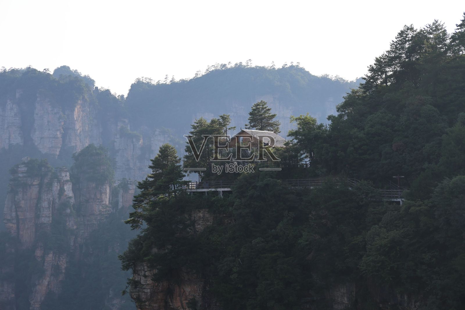 张家界国家森林公园山顶上的一幢房子照片摄影图片