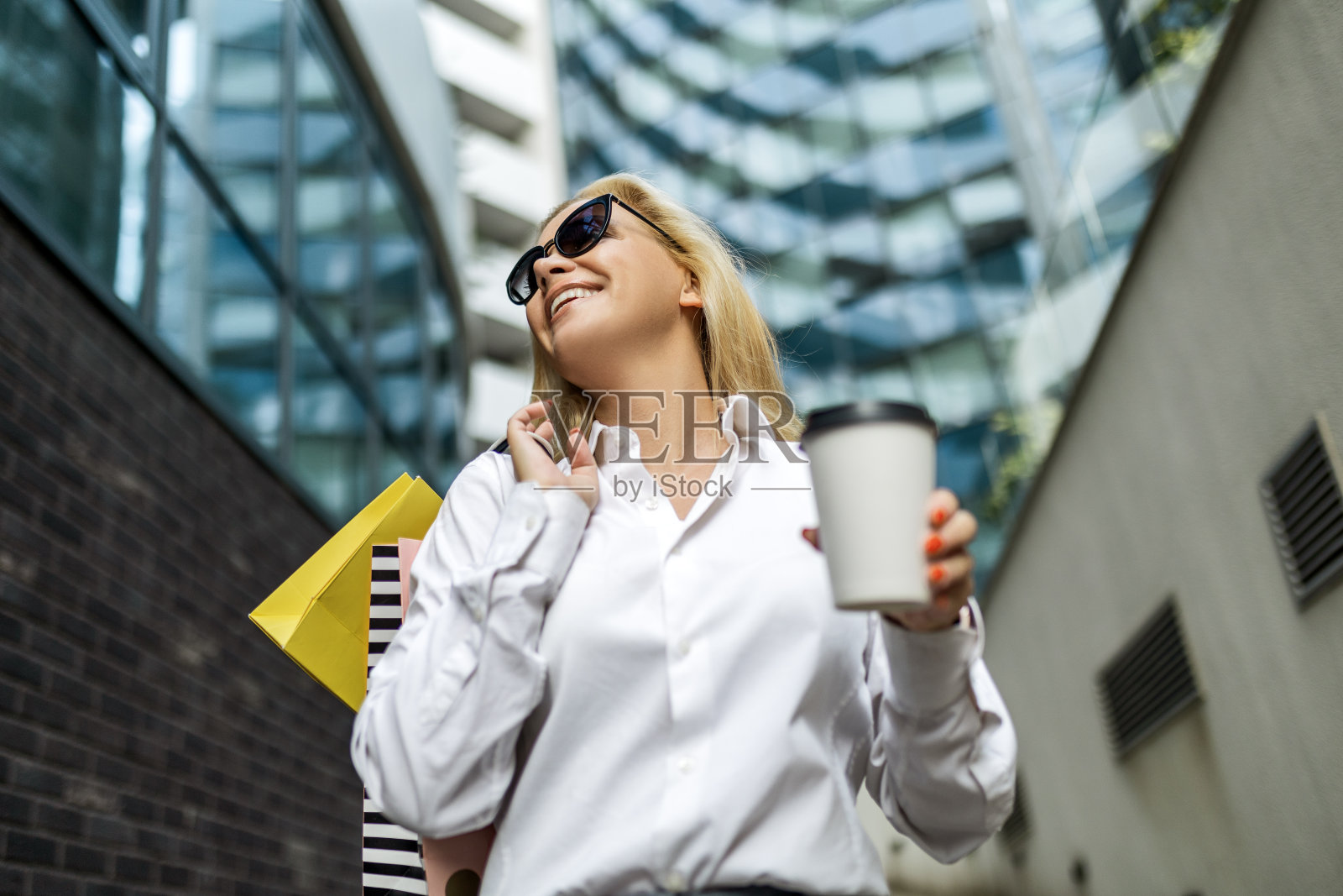 年轻女性的时尚追求照片摄影图片